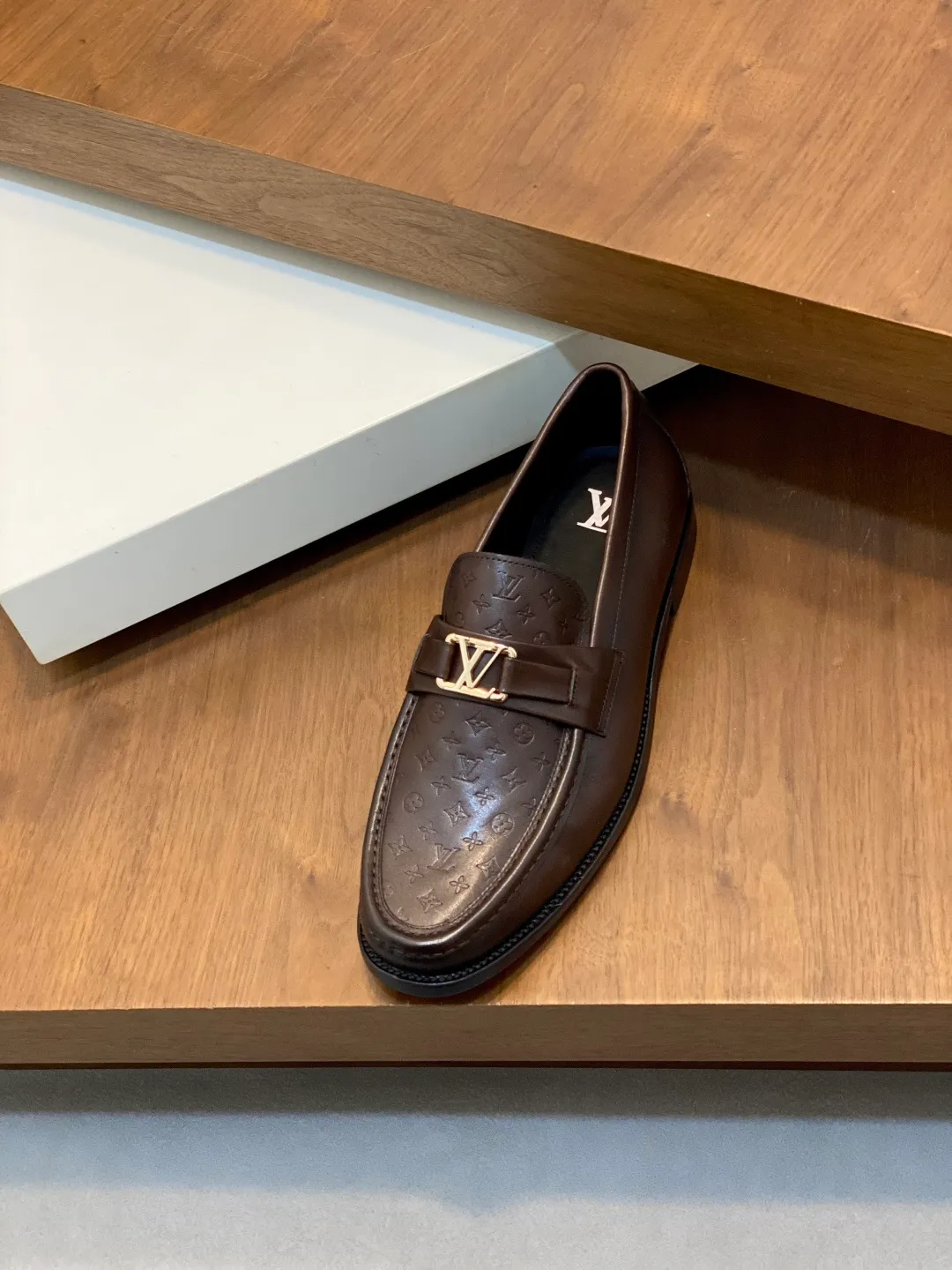 💰920 LV GLOVE slip-on loafers, top quality products produced in Guangzhou, ready for sale! These LV Glove loafers are made of selected soft crystal sheep leather. The leather surface has a slightly wrinkled texture and a very high-end texture. Each pair is unique. The leather surface is light and soft, with a delicate texture and good luster. It is a classic loafer style, with exquisite handmade mark stitching on the toe, and a square toe configuration to highlight the classic style. The horizontal band has hot-printed LV three-dimensional letters, semi-solid handcrafts and a genuine leather outsole, and a rubber patch on the heel to create wear-resistant performance and comfort. One of the must-have loafers for men! Comes with full original packaging! Code number: 39-40-41-42-43-44 (45 customized) standard leather shoe code